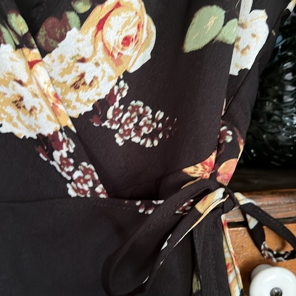 ALTAR’D STATE Black/Red/Gold/Green/Cream Floral Lined Wrap Dress, Small, GUC. - Picture 4 of 8
